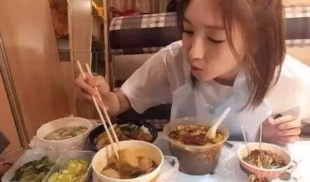 劉德華和彭于晏、baby同在片場吃飯，網友：演員和明星差距一目了然！