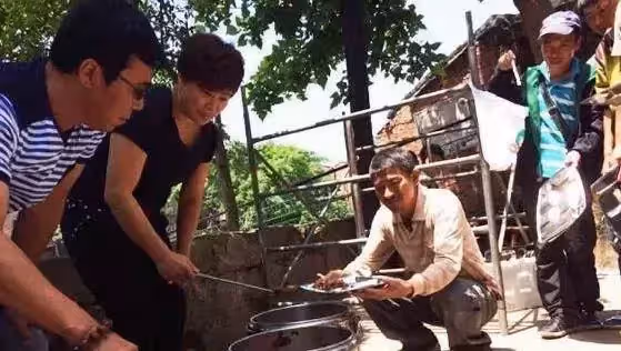劉德華和彭于晏、baby同在片場吃飯，網友：演員和明星差距一目了然！