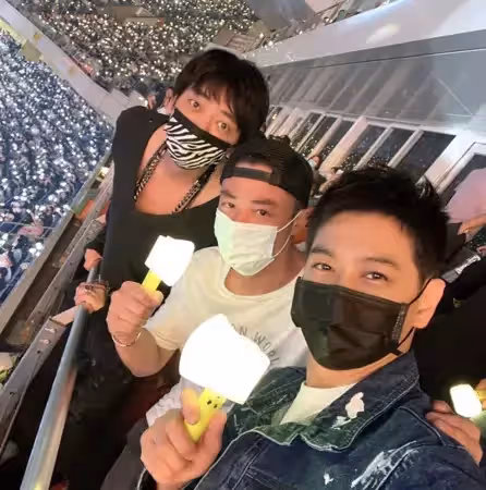 行動說明一切!林心如自拍「老公就在鏡頭裡」 6連拍放閃「霍建華下秒抬頭舉動」網讚:結婚6年依然甜