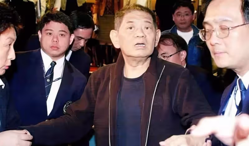 他年賺56億花20億泡妞,敗光家產後淒慘離世,給兒子留下26億巨債