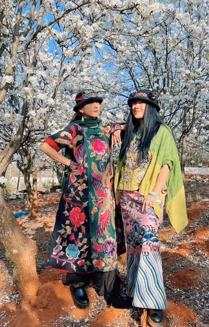 楊麗萍姐妹倆賞花品茶，為拍照扯樹枝搖花瓣雨，妹妹戴鴿子蛋搶鏡