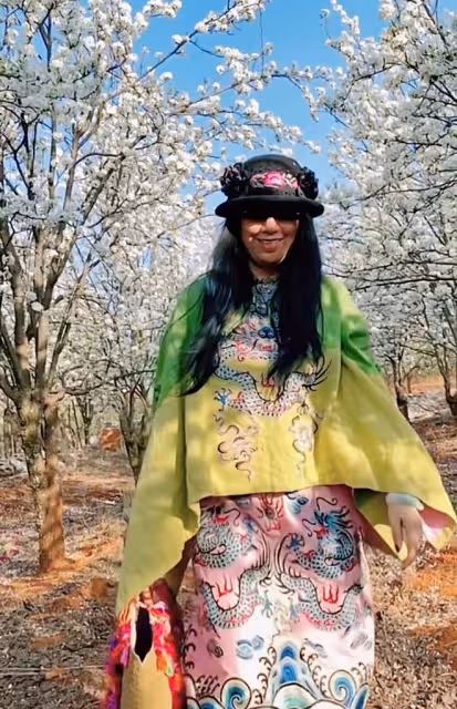 楊麗萍姐妹倆賞花品茶，為拍照扯樹枝搖花瓣雨，妹妹戴鴿子蛋搶鏡