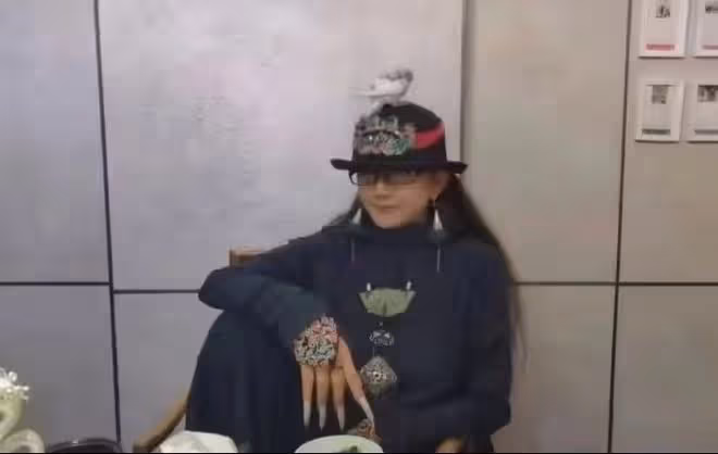 楊麗萍姐妹倆賞花品茶,為拍照扯樹枝搖花瓣雨,妹妹戴鴿子蛋搶鏡