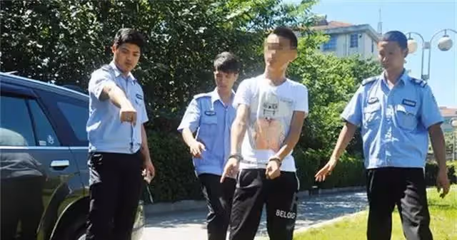 父親帶女兒去飯店吃飯，女兒點完菜後，老闆看一眼菜名，立刻報了警！