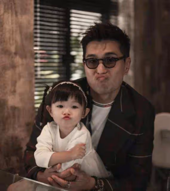 TVB視帝為3歲女兒慶生，一家三口親子裝亮相，小豬比麻花辮搶鏡