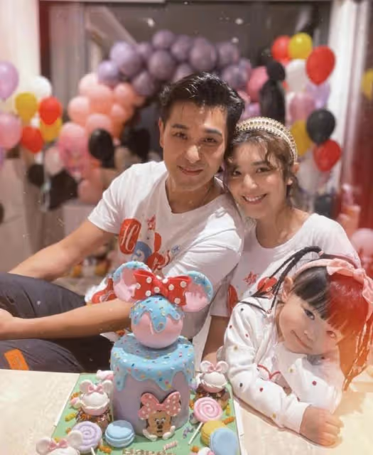 TVB視帝為3歲女兒慶生，一家三口親子裝亮相，小豬比麻花辮搶鏡