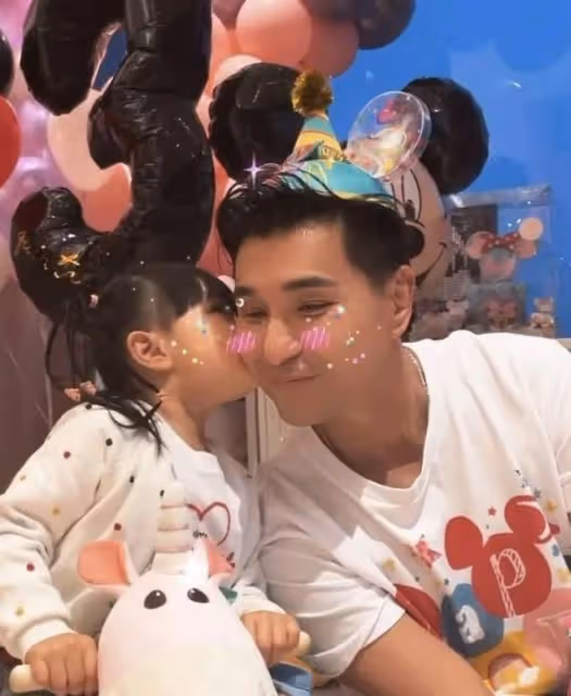 TVB視帝為3歲女兒慶生，一家三口親子裝亮相，小豬比麻花辮搶鏡