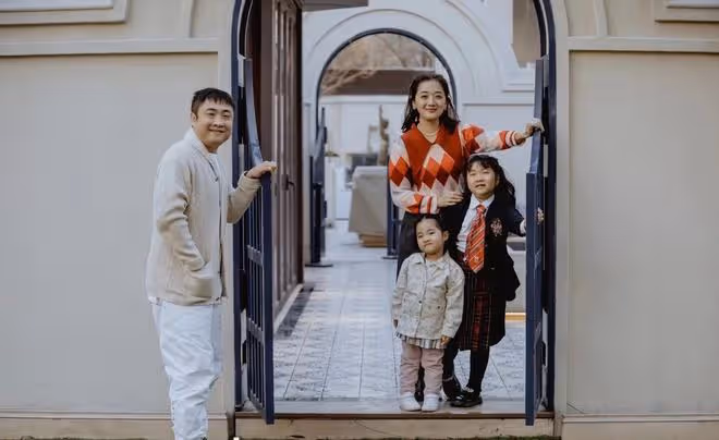 喬杉為娃豪慶生!父女三人圓臉小眼如複製,妻子撞臉王櫟鑫前妻