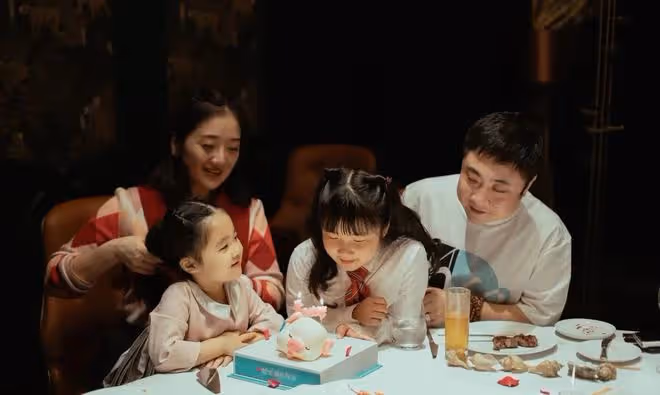 喬杉為娃豪慶生!父女三人圓臉小眼如複製,妻子撞臉王櫟鑫前妻