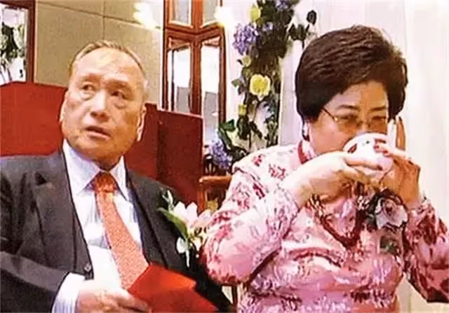 同甘共苦十幾年！他掙百億身家後「髮妻意外去世」轉身娶髮妻妹妹　晚年癡呆「無人探望」子女只顧爭奪財產