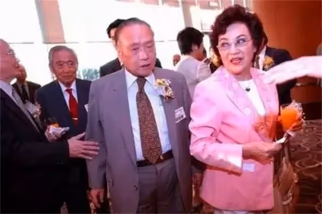 同甘共苦十幾年!他掙百億身家後「髮妻意外去世」轉身娶髮妻妹妹 晚年癡呆「無人探望」子女只顧爭奪財產