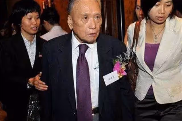 同甘共苦十幾年!他掙百億身家後「髮妻意外去世」轉身娶髮妻妹妹 晚年癡呆「無人探望」子女只顧爭奪財產