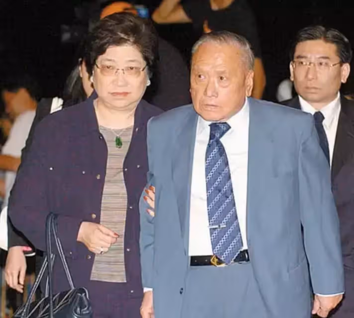 同甘共苦十幾年!他掙百億身家後「髮妻意外去世」轉身娶髮妻妹妹 晚年癡呆「無人探望」子女只顧爭奪財產