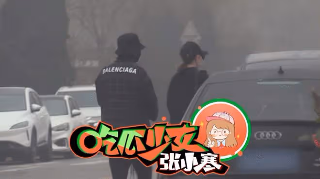 37歲戚薇現身醫院被疑懷二胎，衣著寬鬆小腹微隆，被李承鉉牽緊手