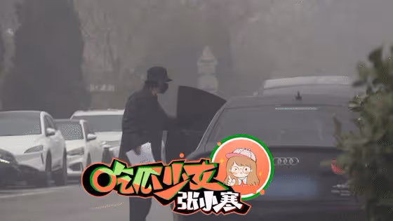 37歲戚薇現身醫院被疑懷二胎，衣著寬鬆小腹微隆，被李承鉉牽緊手