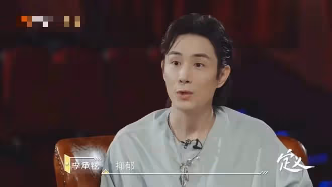 37歲戚薇現身醫院被疑懷二胎，衣著寬鬆小腹微隆，被李承鉉牽緊手
