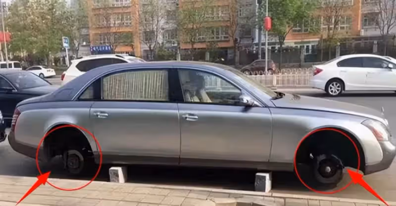 1300萬邁巴赫違停不留電話，仗著車貴從來不挪，第2天「車輪全消失」，損失140萬哭喊：想走也開不了