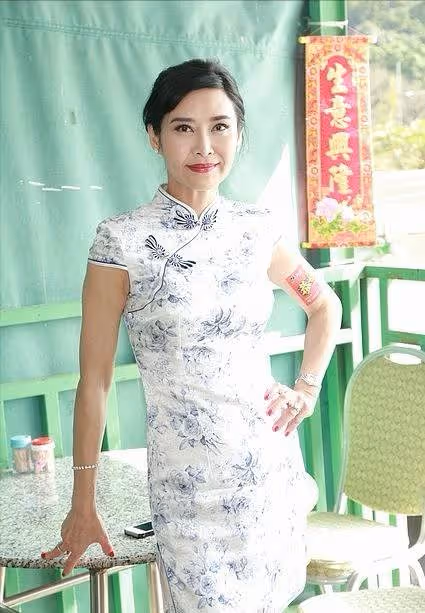 54歲葉玉卿近照曝光,肌膚飽滿緊致,穿短款開叉旗袍氣質遠超同齡人,網友:越老越有韻味的女神!