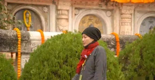 53歲歌壇天后王菲「一身尼姑打扮」現身廟宇,淡泊人世「吃齋念佛侍奉師父」氣質與舞臺風大不同:誦經能讓我平靜
