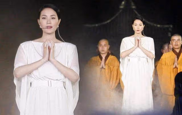 53歲歌壇天后王菲「一身尼姑打扮」現身廟宇,淡泊人世「吃齋念佛侍奉師父」氣質與舞臺風大不同:誦經能讓我平靜