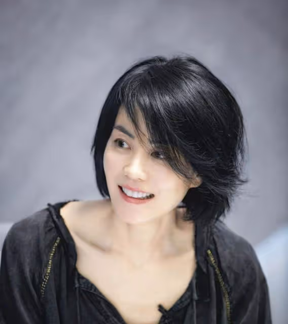 53歲歌壇天后王菲「一身尼姑打扮」現身廟宇,淡泊人世「吃齋念佛侍奉師父」氣質與舞臺風大不同:誦經能讓我平靜