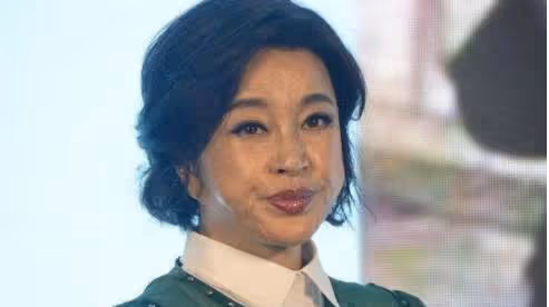 不老神話破功!68歲劉曉慶近照「耳垂連到下巴」網友全愣住「被酸整形失敗」大方自嘲回應:運氣完了