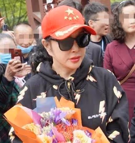 不老神話破功!68歲劉曉慶近照「耳垂連到下巴」網友全愣住「被酸整形失敗」大方自嘲回應:運氣完了