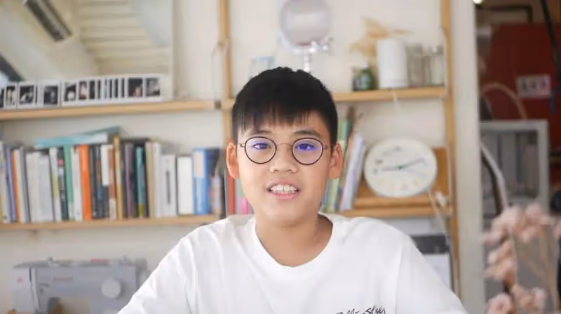 李嘉欣兒子變身做網紅!全程「飆英語解說」遊戲,雙眼皮圓嘟嘟臉蛋和爸爸如「復製粘貼」