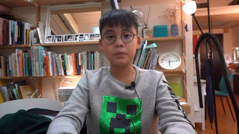 李嘉欣兒子變身做網紅!全程「飆英語解說」遊戲,雙眼皮圓嘟嘟臉蛋和爸爸如「復製粘貼」