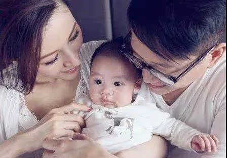 李嘉欣兒子變身做網紅!全程「飆英語解說」遊戲,雙眼皮圓嘟嘟臉蛋和爸爸如「復製粘貼」