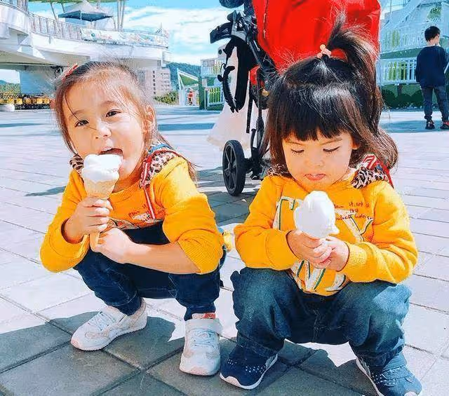 顏值又高了!修傑楷掌鏡為倆女兒拍照,呆萌波妞「小臉蛋+大眼睛」惹人愛,7歲咘咘是真漂亮~