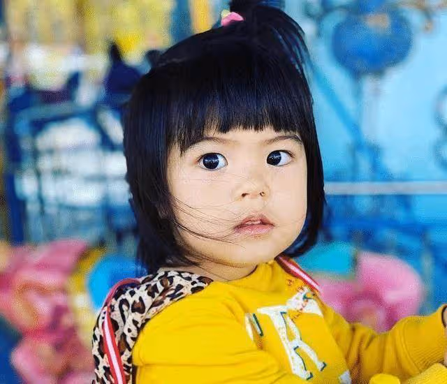 顏值又高了!修傑楷掌鏡為倆女兒拍照,呆萌波妞「小臉蛋+大眼睛」惹人愛,7歲咘咘是真漂亮~