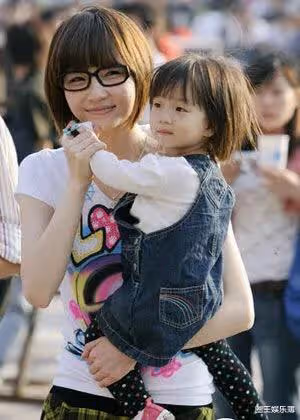 高曉松前妻再婚了？曬戒指高調認愛，自曝男方親自幫買私密用品