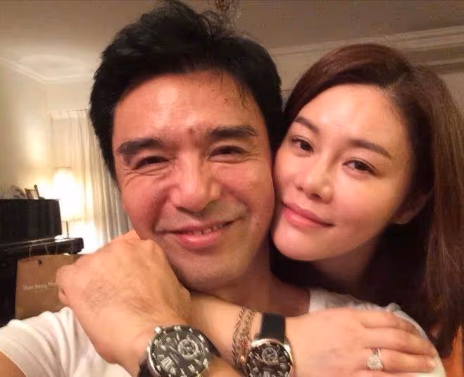 68歲鐘鎮濤翻身後成為億萬富翁!上海買豪宅,牆上滿是畫作和字畫盡顯氣派,有幸遇上愛妻相扶相助還清2億多債務