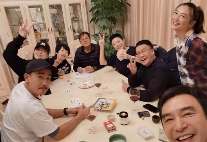 68歲鐘鎮濤翻身後成為億萬富翁!上海買豪宅,牆上滿是畫作和字畫盡顯氣派,有幸遇上愛妻相扶相助還清2億多債務