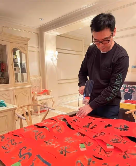 68歲鐘鎮濤翻身後成為億萬富翁!上海買豪宅,牆上滿是畫作和字畫盡顯氣派,有幸遇上愛妻相扶相助還清2億多債務