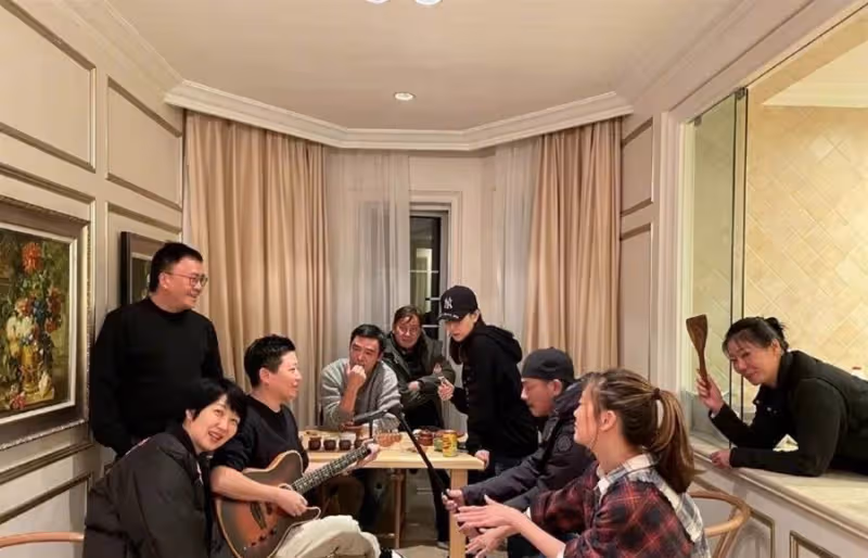 68歲鐘鎮濤翻身後成為億萬富翁!上海買豪宅,牆上滿是畫作和字畫盡顯氣派,有幸遇上愛妻相扶相助還清2億多債務