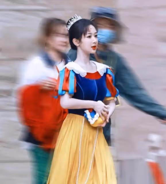 女星扮白雪公主:楊紫靈動可愛,張予曦古靈精怪,娜紮驚豔時光,看到熱巴轉身回眸,美到忘記呼吸,網友:我就是你的小矮人