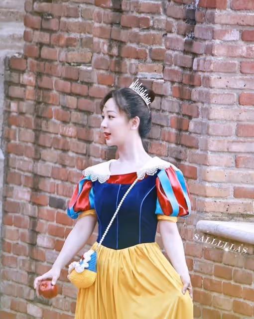 女星扮白雪公主:楊紫靈動可愛,張予曦古靈精怪,娜紮驚豔時光,看到熱巴轉身回眸,美到忘記呼吸,網友:我就是你的小矮人