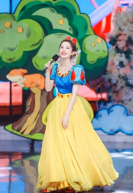 女星扮白雪公主:楊紫靈動可愛,張予曦古靈精怪,娜紮驚豔時光,看到熱巴轉身回眸,美到忘記呼吸,網友:我就是你的小矮人