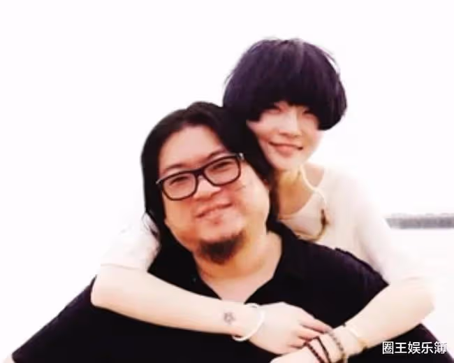 高曉松前妻再婚了？曬戒指高調認愛，自曝男方親自幫買私密用品