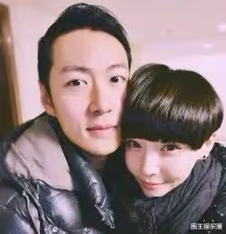 高曉松前妻再婚了？曬戒指高調認愛，自曝男方親自幫買私密用品