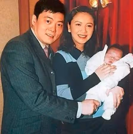 56歲曾華倩喜慶生!皮膚緊致細膩,22歲兒子身高1米91帥氣十足,曾被笑稱為「豪門棄婦」今把兒子培養成冠軍