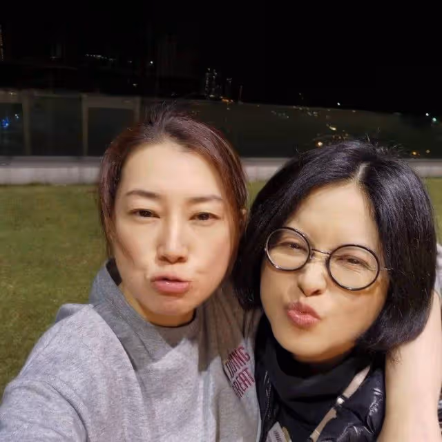 56歲邵美琪近照罕曝光!素顏眼紋明顯,臉部鬆弛樣貌大變,不再戀愛有苦衷,網友:願你早日找到幸福