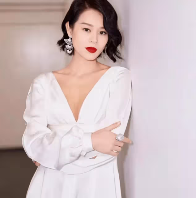 倆兒子患新冠後痊癒!遭小三插足戀情身心受傷 被罵最醜港姐的她「青絲變白髮」徹底逆襲