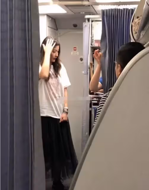 46歲闊太陳慧琳素顏現身坐飛機，素麵朝天似20歲，網友：氣質比空姐還要好