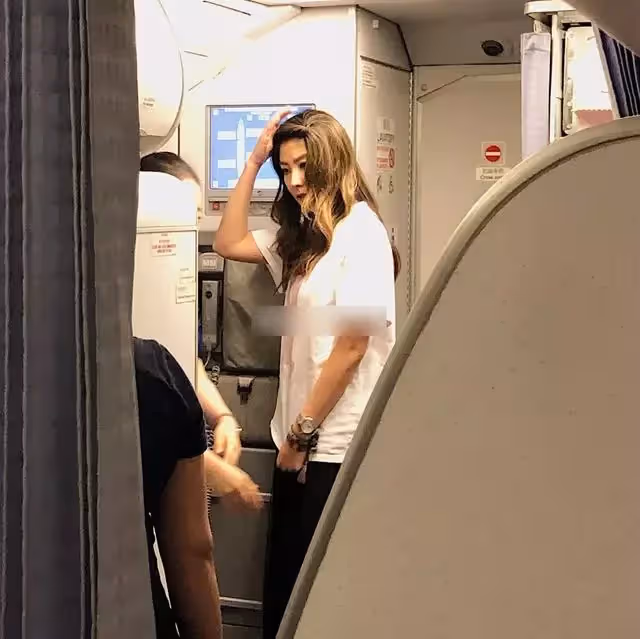 46歲闊太陳慧琳素顏現身坐飛機，素麵朝天似20歲，網友：氣質比空姐還要好
