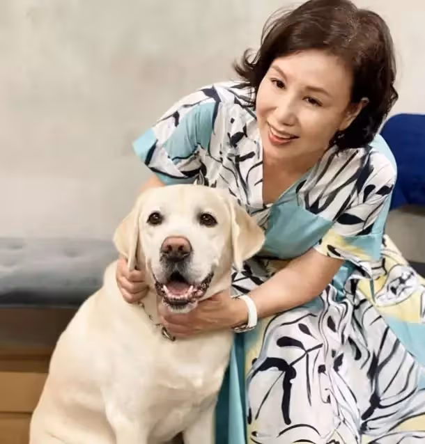 失婚又罹癌！資深女星「不向前夫伸手」拉拔2女兒長大　「創業慘賠卻拒裁員」45歲再婚：真愛來得剛剛好