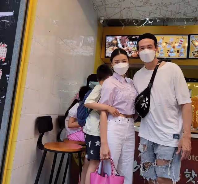 幸福！TVB視帝全家外出享受家庭樂，港姐太太打扮青春被贊好少女