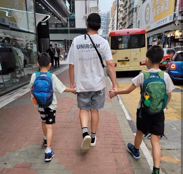 幸福！TVB視帝全家外出享受家庭樂，港姐太太打扮青春被贊好少女